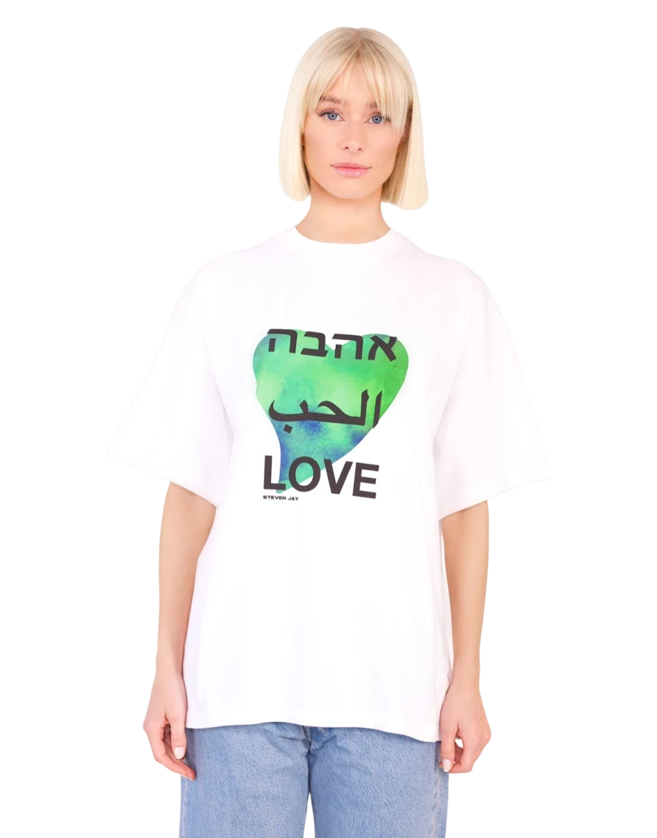 Model mit Love T-Shirt